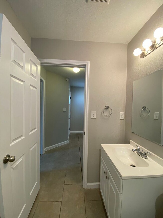 Building Photo - Meadow Brook