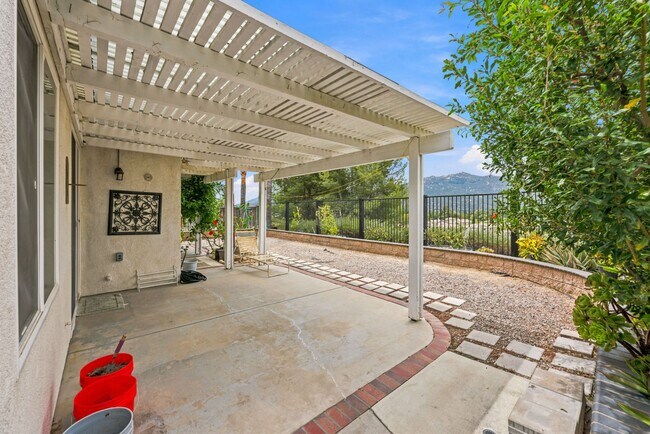 Building Photo - 46145 Via La Colorada