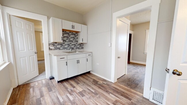 Building Photo - Old Brooklyn - 4 Bedroom Single Family Home