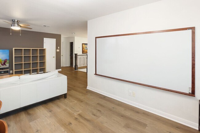 Building Photo - 4 Bedroom/3.5 Bath Rogers Ranch Subdivision
