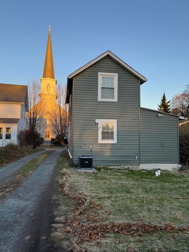 Building Photo - Modern Country Living