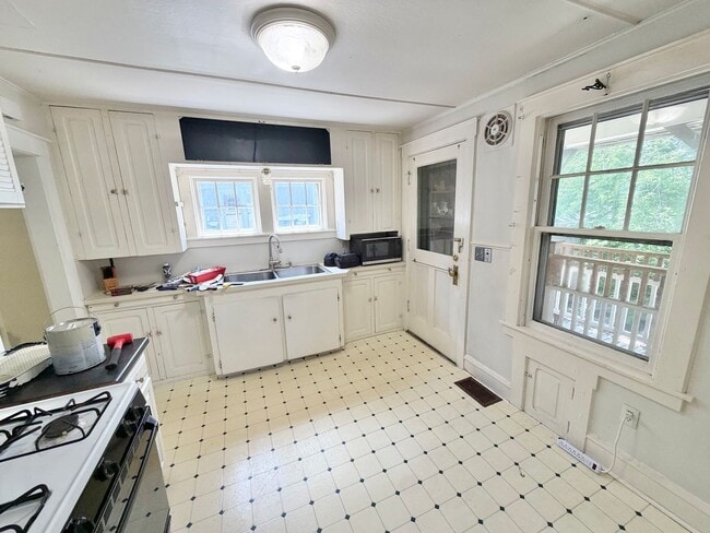 Building Photo - 3 Bedroom Apartment in Burlington VT Available NOW! OFF STREET PARKING, LAUNDRY, HEAT INCLUDED!