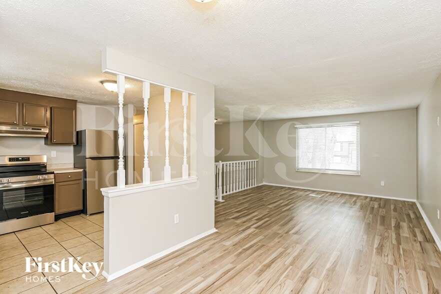 Building Photo - 910 Woodlark Dr