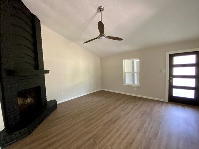 Building Photo - 1715 Shadowview Dr