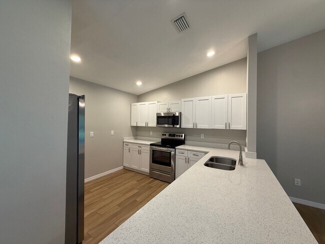 Building Photo - Duplex Unit For Rent In Port Charlotte
