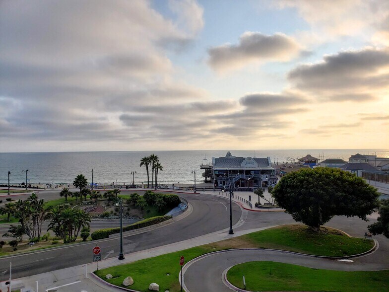 Enjoy a stroll to the Redondo Beach Pier - 665 The Village