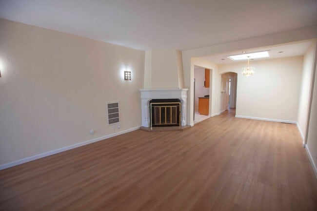 Building Photo - Stunning 2BD/1BA Contemporary Home with Pa...