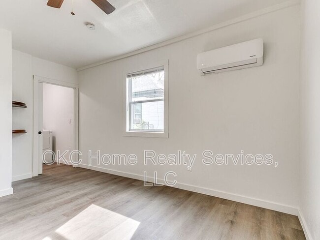 Building Photo - 1812 W Noble Ave