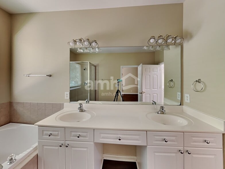 Building Photo - 1213 Travelers Pl