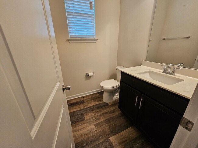 Building Photo - Well Maintained Large townhome in Steele Creek