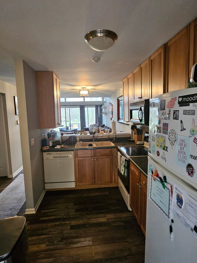 Building Photo - 5915 Meadow Dr