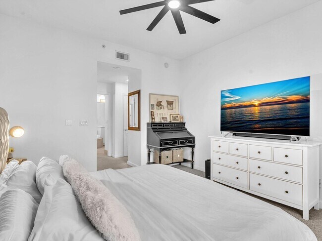 Building Photo - 801 S Olive Ave