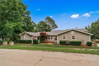 Building Photo - 410 N Oliver Ave