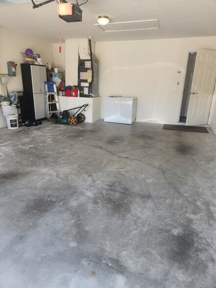 Building Photo - 750 Greenshank Dr