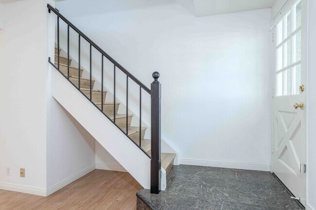 Building Photo - 36 Greenbough