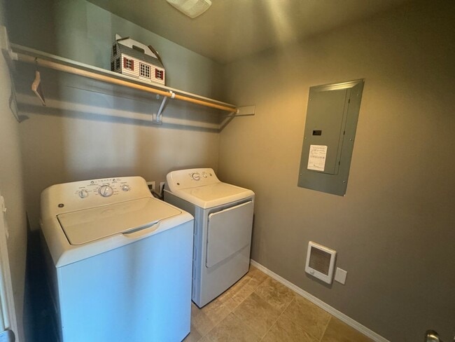 Building Photo - Beautiful 2 bedroom  home in Cottage Grove...