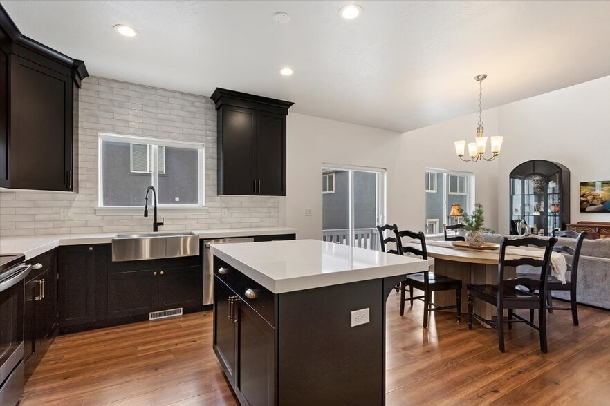 Building Photo - 4729 E Lk Cor Dr