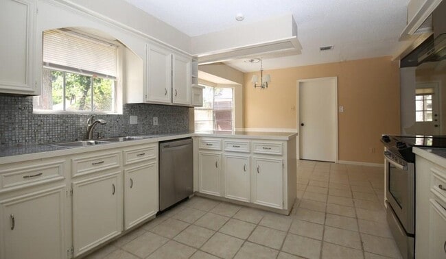 Building Photo - 710 Enchanted Trail Dr