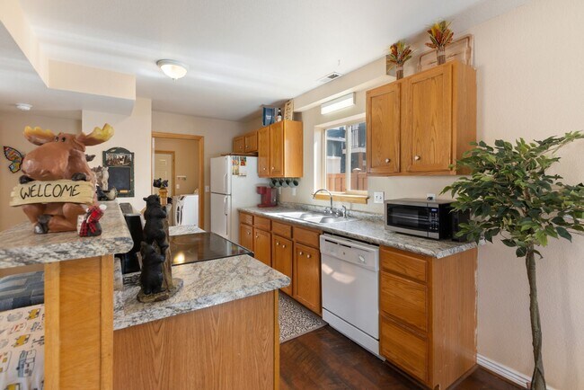 Building Photo - 3 Bed 2 Bath Fully Furnished in Woodland Park