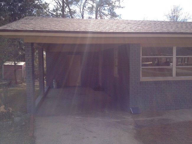 Building Photo - **ON HOLD**3 Bedroom / 1 Bathroom Home for...