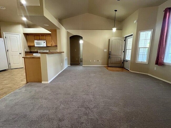 Building Photo - Beautiful 3 bed 2 bath home in the Woodsid...