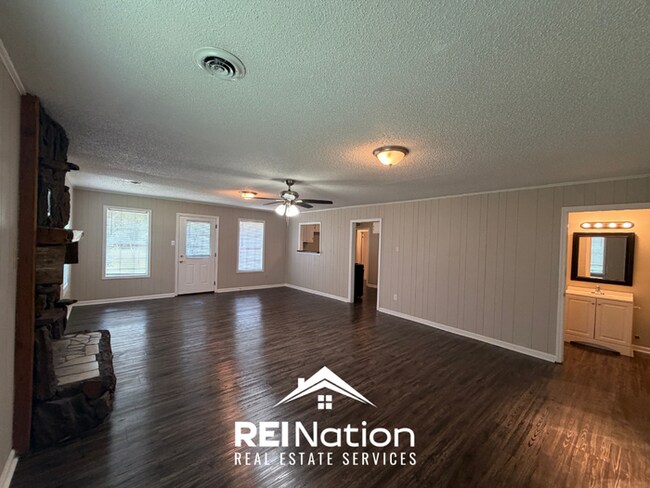 Building Photo - Charming 3BR/2BA East Memphis Home | 1,795 Sq Ft, Hardwood Floors & Fireplace