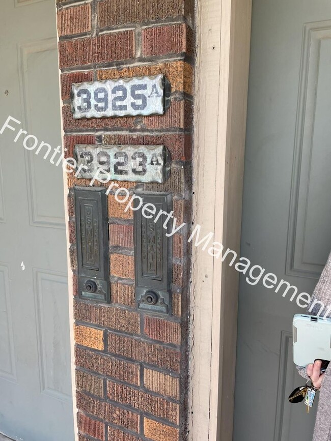 Building Photo - 3923 Keokuk St