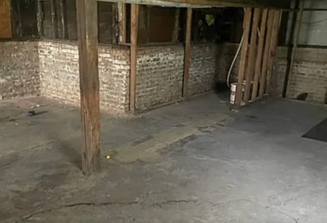 Building Photo - 4BR / 1BA Home with Basement – Near Rainbo...