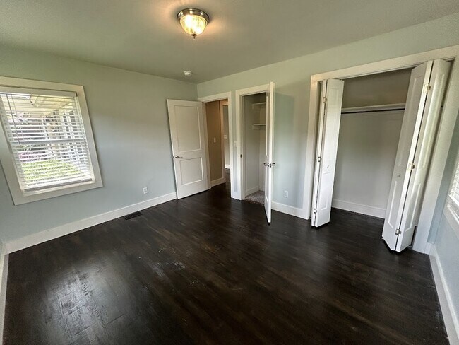 Building Photo - 1931 Stevens Dr NE