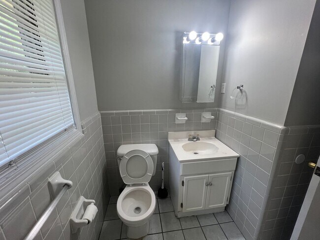 Building Photo - 3 bedroom 1 bathroom in Northport