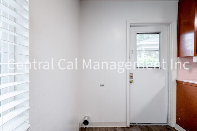 Building Photo - 2000-2004 Bank St