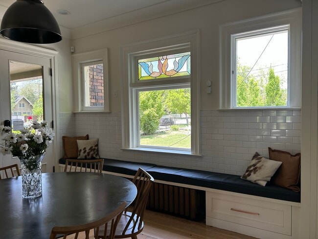 Building Photo - 6 Bed/2.5 Bathroom house in Provo!
