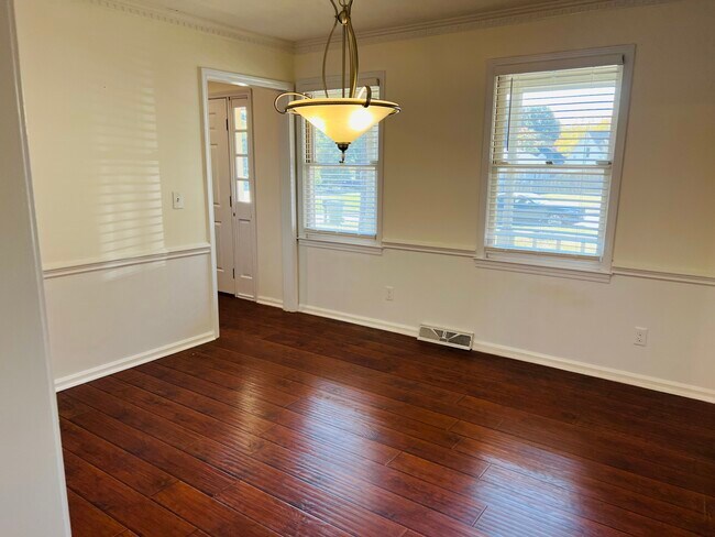 Building Photo - 113 Pine Gate Dr