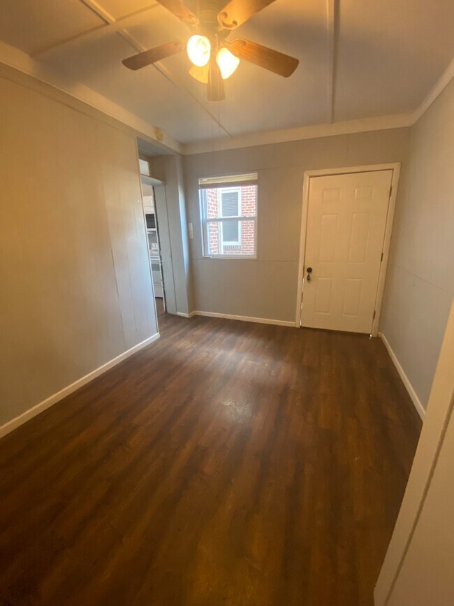 Building Photo - 5049 Lindenwood Ave