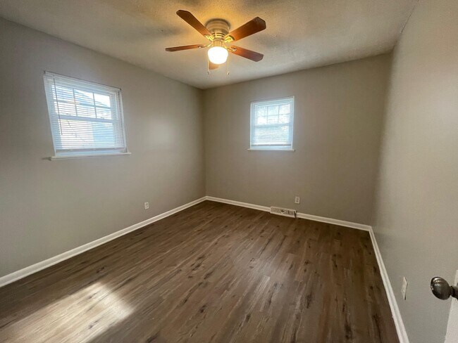 Building Photo - 606 Eastbrook Dr NW