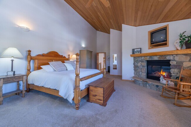 Building Photo - Attached garage! Beautiful views! Heart of...
