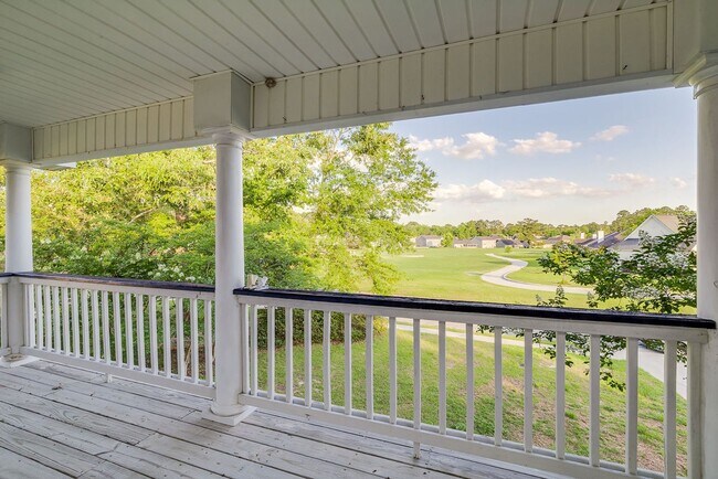 Building Photo - Beautiful Custom Home on Golf Course