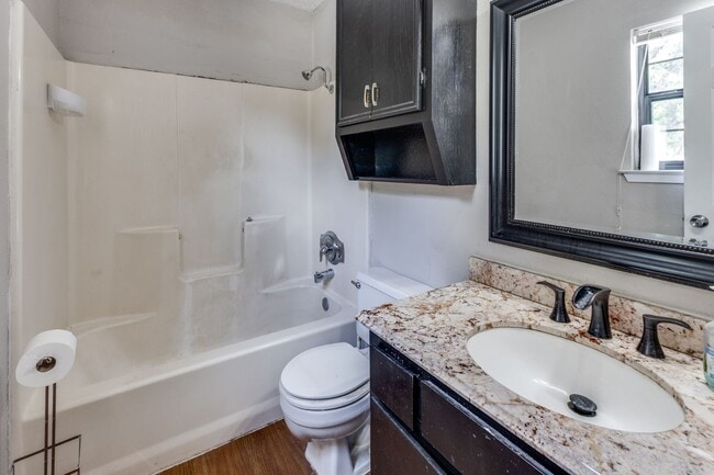 Building Photo - 3 Bedroom 2 Bath Home with Massive Fenced ...