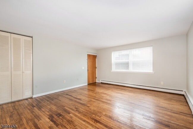 Building Photo - 191 N Beverwyck Rd