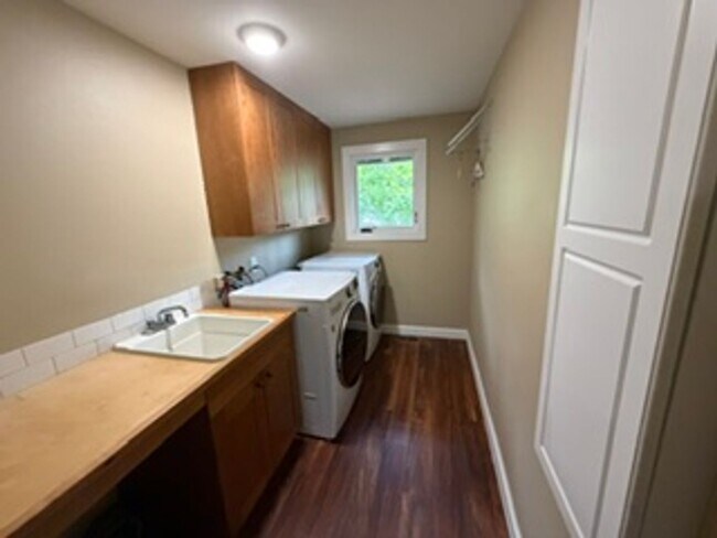 Building Photo - Charming, Spacious, Updated Home in Lake Oswego!