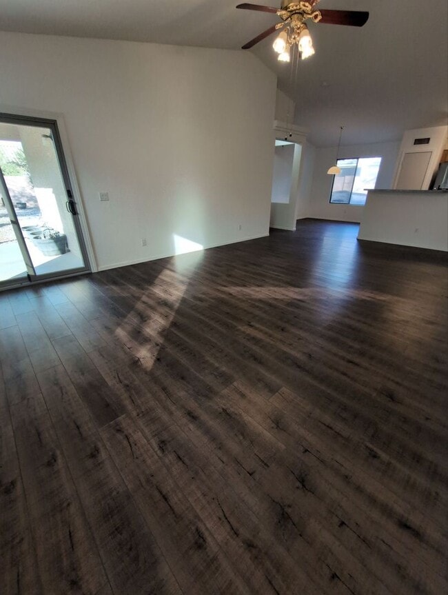 Building Photo - Charming 3 bedroom w/ Den home, ready for immediate move-in!