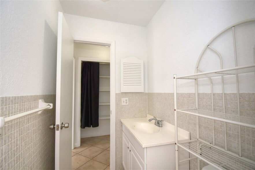 Building Photo - 960 NW 49th St