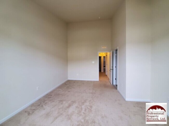 Building Photo - Beautiful Luxury Townhome Near Everything!