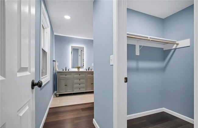 Building Photo - 346 Middlebury Rd