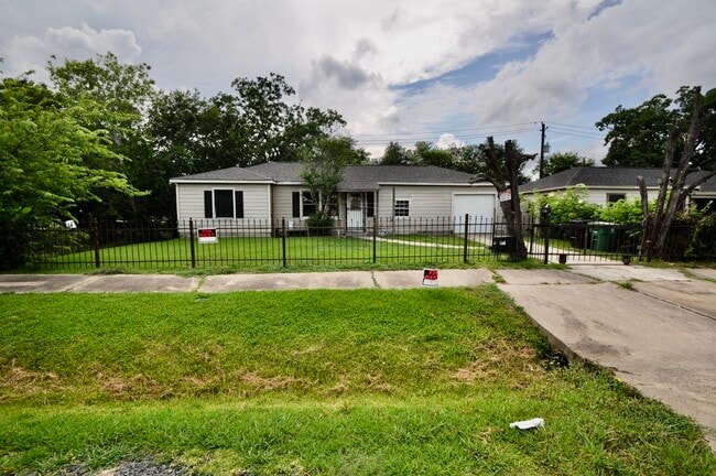 Building Photo - 7622 Darnay Dr