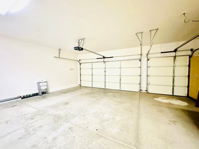 Building Photo - Long Term Fully Furnished 2 Bedroom with D...