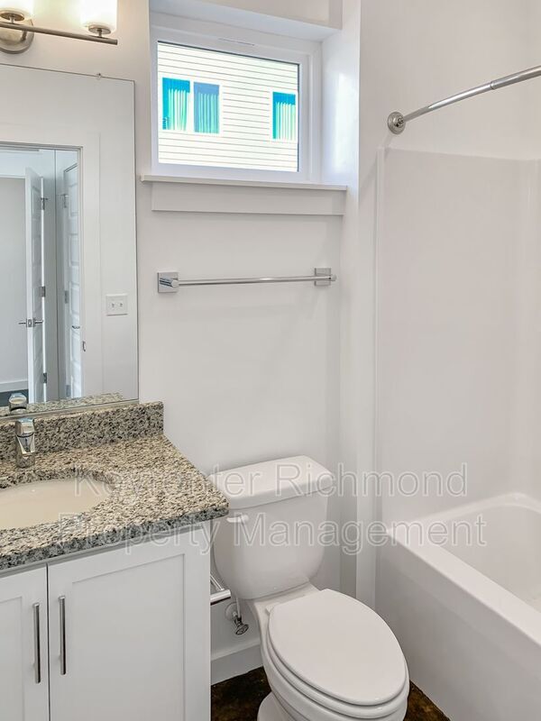 Building Photo - 116 W 12th St E