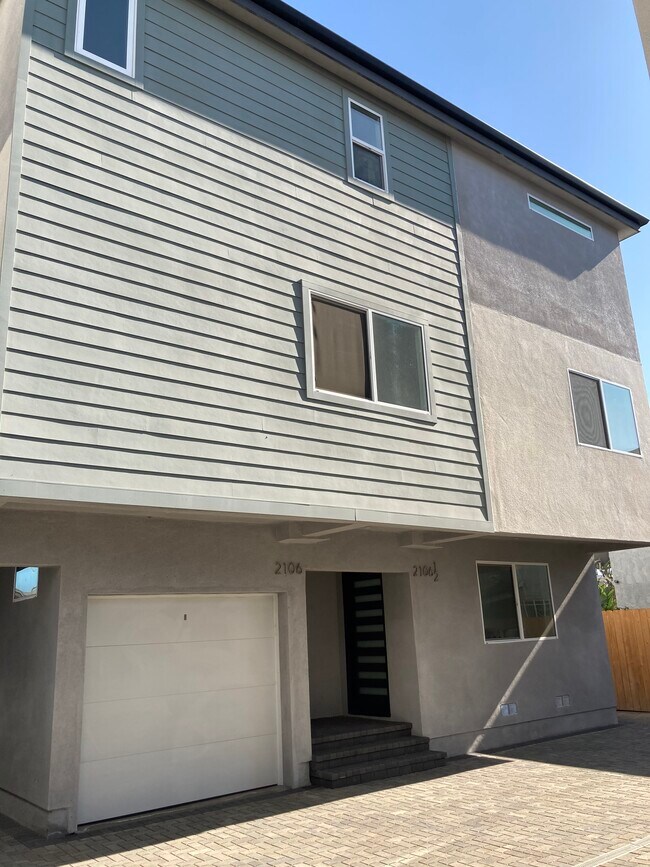Building Front Entry (door on the right for 2106 1/2) - 2106 Hauser Blvd