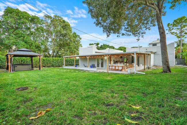 Building Photo - 727 Fernwood Dr