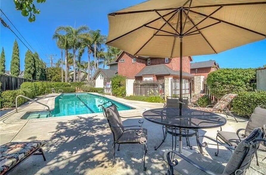 Building Photo - 2165 Canyon Dr